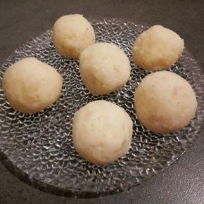 然后把土豆泥分成六份，每份里面包上5克马苏里拉奶酪揉圆，