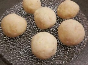 然后把土豆泥分成六份，每份里面包上5克马苏里拉奶酪揉圆，