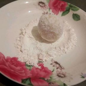  玉米淀粉20克，土豆丸子裹一层玉米淀粉，