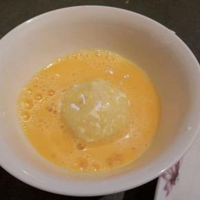 再裹上一层鸡蛋液，