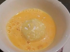 再裹上一层鸡蛋液，