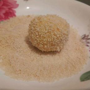 放面包糠滚一圈，