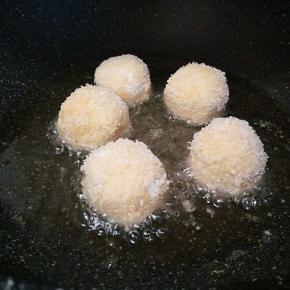 油多一点，油温用筷子试一下，筷子周围冒小泡就可以放下去炸了。