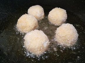 油多一点，油温用筷子试一下，筷子周围冒小泡就可以放下去炸了。