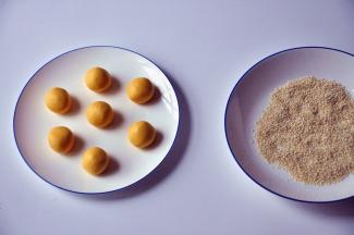 将面团分成15-20克一个的小球。