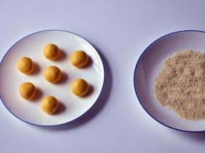 将面团分成15-20克一个的小球。