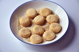 轻轻按扁麻球。