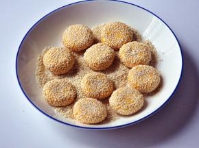 轻轻按扁麻球。