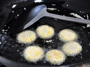 锅中倒入适量的玉米油，油烧到5成后依次放入锅中炸至飘起，反复按压几次，麻饼会变大中间产生空心。