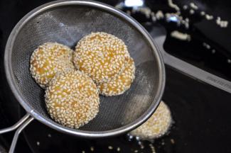 捞出后用厨房纸吸干多余油份。