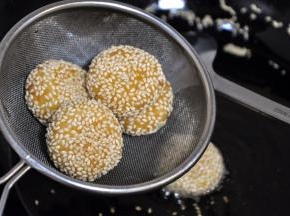 捞出后用厨房纸吸干多余油份。