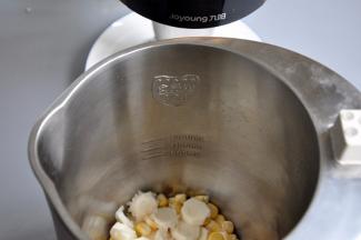 将材料洗净后倒入破壁豆浆机中