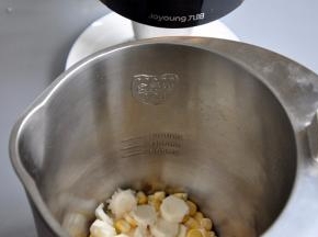 将材料洗净后倒入破壁豆浆机中