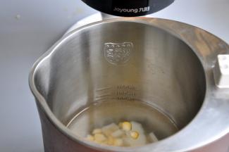 将水盖住最低水位线，这样刚好是一家三口的量。