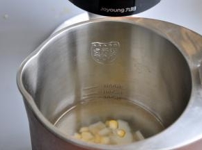 将水盖住最低水位线，这样刚好是一家三口的量。