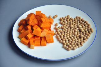 准备材料。黄豆提前浸泡，我这款豆浆机可以直接打干豆，这次由于时间有限没有浸泡，有时间的朋友建议还是提前浸泡，南瓜切小丁，尽量选择甜的南瓜。