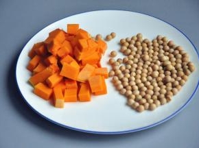 准备材料。黄豆提前浸泡，我这款豆浆机可以直接打干豆，这次由于时间有限没有浸泡，有时间的朋友建议还是提前浸泡，南瓜切小丁，尽量选择甜的南瓜。