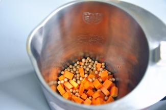 将材料洗净后全部倒入豆浆机中。