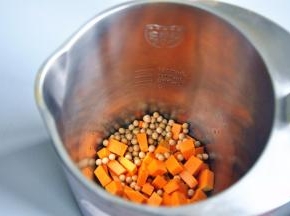 将材料洗净后全部倒入豆浆机中。