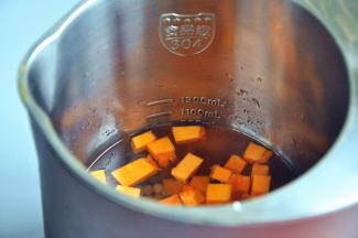 倒入水，盖住最低水位线。