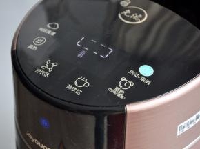 开启五谷豆浆模式，如果有预约功能，可提前一晚预约，这样早晨醒来就可以直接喝到暖暖的豆浆。