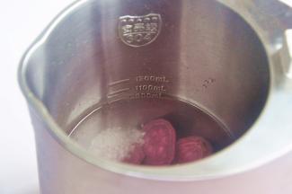 将材料全部倒入豆浆机中，盖住最低水位线。