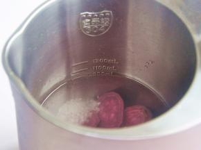 将材料全部倒入豆浆机中，盖住最低水位线。