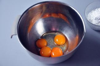 取1个鸡蛋与3个蛋黄，放入无油无水打蛋盆中，鸡蛋都用常温的。