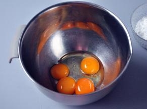 取1个鸡蛋与3个蛋黄，放入无油无水打蛋盆中，鸡蛋都用常温的。