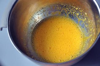 为了更好的打发蛋液，在打蛋盆底下坐一盆温水，分三次加入细砂糖打发，鱼眼状加入第一次。