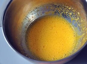 为了更好的打发蛋液，在打蛋盆底下坐一盆温水，分三次加入细砂糖打发，鱼眼状加入第一次。