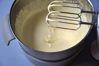 打发到滴落的蛋液不立即消失，或者用牙签插进去不倒即可，我的蛋黄饼干没有加入泡打粉，蛋液打发状态的尤为关键。