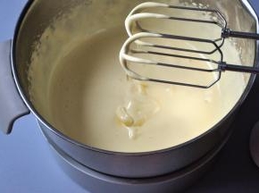 打发到滴落的蛋液不立即消失，或者用牙签插进去不倒即可，我的蛋黄饼干没有加入泡打粉，蛋液打发状态的尤为关键。