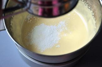 分两次过筛低筋面粉。