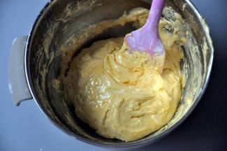 快速翻拌均匀，这个过程要轻而快，无面粉颗粒即可。