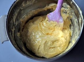 快速翻拌均匀，这个过程要轻而快，无面粉颗粒即可。