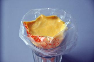 将一次性裱花袋套在一个杯子上，倒入面糊。