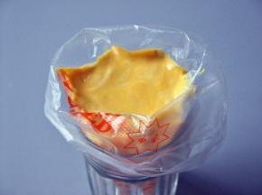 将一次性裱花袋套在一个杯子上，倒入面糊。