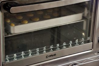 放入提前预热好的烤箱165度13分钟。（我挤的是小圆，温度与时间不宜过高过长，烤箱温度根据自家烤箱脾气而调整，第一次烤时盯着烤箱，表面上色即可。)