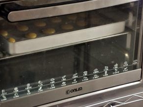 放入提前预热好的烤箱165度13分钟。（我挤的是小圆，温度与时间不宜过高过长，烤箱温度根据自家烤箱脾气而调整，第一次烤时盯着烤箱，表面上色即可。)