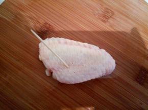 每个鸡翅中，都用牙签正反面扎一下，容易入味，炸的时候，还容易熟透，