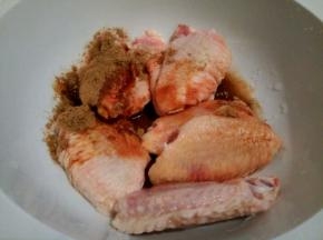鸡翅中加盐，料酒，生抽，十三香，腌制入味，