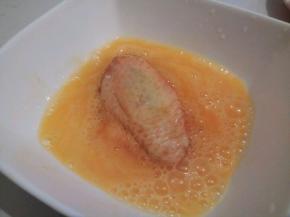  鸡蛋打散，腌制好的经鸡翅在鸡蛋液中滚一圈，