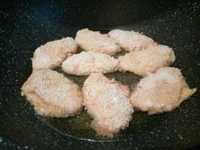 . 不粘锅加油，放鸡翅中小火炸，