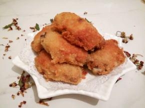  炸好，放吸油纸吸一下油！开动喽！