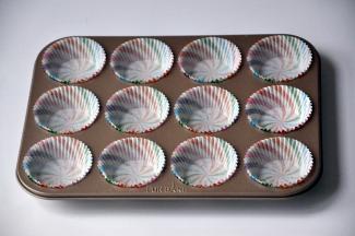 提前把纸杯放入法焙客12连马芬模，我挺喜欢纸杯+马芬模烤蛋糕，省了洗模具的流程，孩子吃着也很方便卫生。