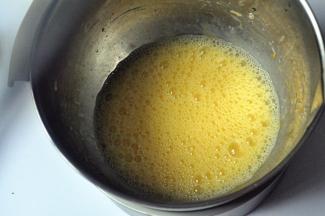 分三次加入细砂糖打发，鱼眼状加入第一次。