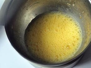 分三次加入细砂糖打发，鱼眼状加入第一次。