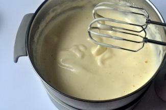 打发到滴落的蛋液不立即消失，或者用牙签插进去不倒即可。