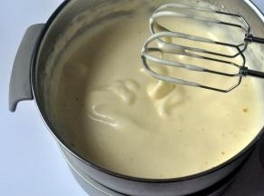 打发到滴落的蛋液不立即消失，或者用牙签插进去不倒即可。